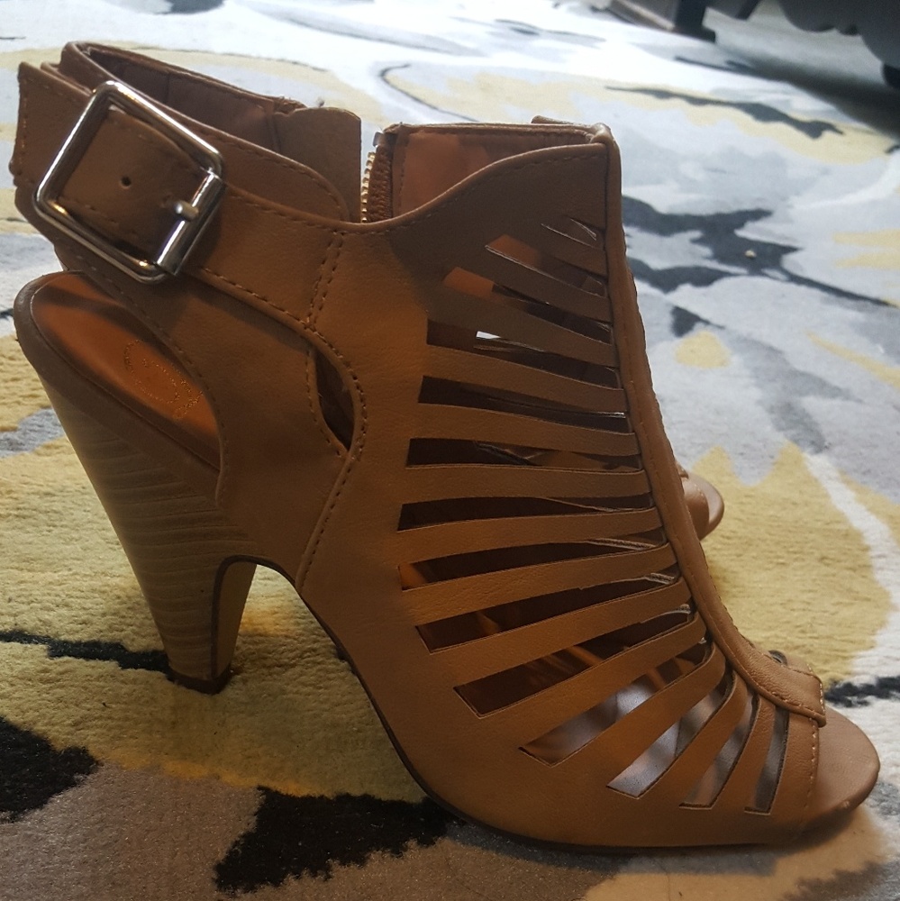 Peep toe short heels